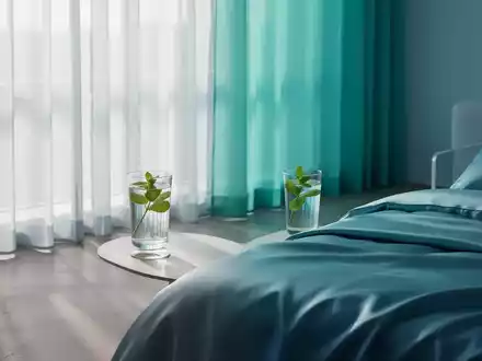Ein minimalistisches Wohnzimmer mit blauen Akzenten, das Ruhe und Kühle ausstrahlt, mit Vorhängen, die weiches Licht filtern. - Foto: über boerse-global.de