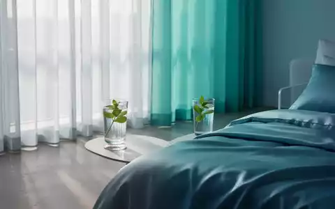 Ein minimalistisches Wohnzimmer mit blauen Akzenten, das Ruhe und Kühle ausstrahlt, mit Vorhängen, die weiches Licht filtern. - Foto: über boerse-global.de