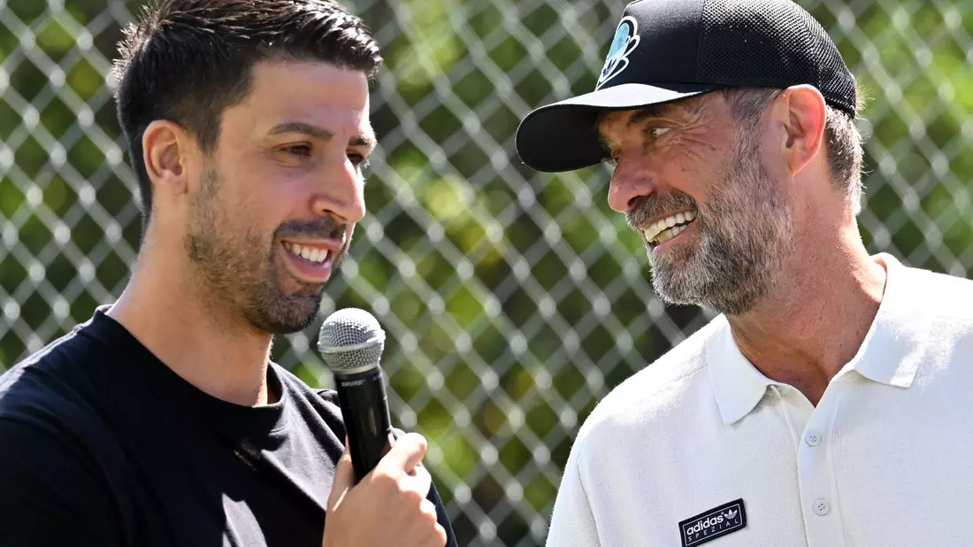 Jürgen Klopp (r.) beim Plausch mit 2014er-Weltmeister Sami Khedira. - Bild: Federico Gambarini/dpa