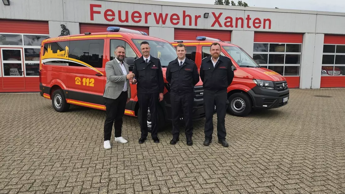FW Xanten: Feuerwehr Xanten stärkt Einsatzfähigkeit mit zwei neuen Mannschaftstransportfahrzeugen - Bild: presseportal.de