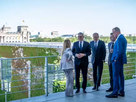 «Die Botschaft an Russland lautet: Die Ukraine bleibt stark», sagte Bundeskanzler Friedrich Merz beim Gipfeltreffen von Deutschland, Frankreich, Großbritannien, Italien und Polen - der sogenannten E5 - in Berlin.  - Foto: Michael Kappeler/dpa pool/dpa