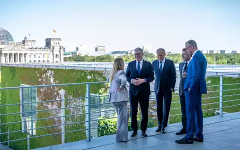«Die Botschaft an Russland lautet: Die Ukraine bleibt stark», sagte Bundeskanzler Friedrich Merz beim Gipfeltreffen von Deutschland, Frankreich, Großbritannien, Italien und Polen - der sogenannten E5 - in Berlin.  - Foto: Michael Kappeler/dpa pool/dpa