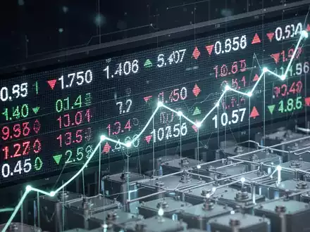 Ein stilisierter, leuchtender Börsenticker mit Finanzdaten, überlagert von einer abstrakten Darstellung von Energiespeichertechnologie. - Foto: über boerse-global.de