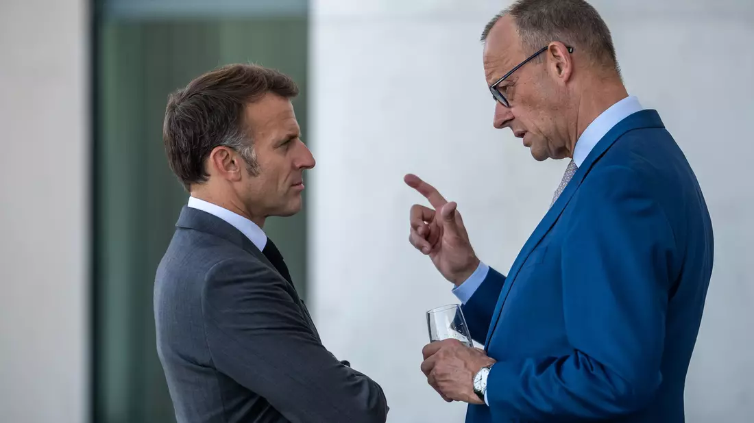 Kanzler Friedrich Merz (CDU) und der französische Präsident Emmanuel Macron beim E5-Gipfel führender europäischer Staaten in Berlin.  - Bild: Michael Kappeler/dpa