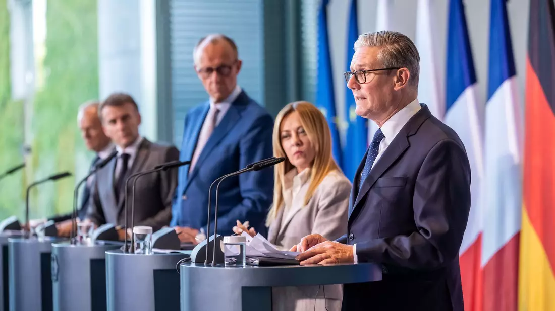 Kanzler Friedrich Merz (CDU) und die Staats- und Regierungschefs von Frankreich, Polen und Italien fanden lobende Worte für den scheidenden Premierminister von Großbritannien, Keir Starmer (rechts). - Bild: Michael Kappeler/dpa