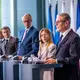 Kanzler Friedrich Merz (CDU) und die Staats- und Regierungschefs von Frankreich, Polen und Italien fanden lobende Worte für den scheidenden Premierminister von Großbritannien, Keir Starmer (rechts). - Bild: Michael Kappeler/dpa