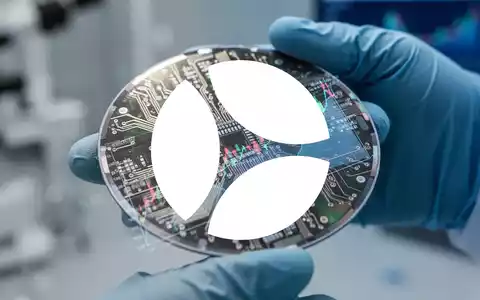 Eine Nahaufnahme einer hochtechnologischen Siliziumscheibe, die in einem Labor gehalten wird und Finanzdaten widerspiegelt. - Foto: über boerse-global.de