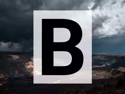 Dramatische Aufnahme einer weitläufigen, unberührten Kupferminenlandschaft unter einem bedrohlichen Himmel, die Unsicherheit und potenzielle Störung andeutet. - Foto: über boerse-global.de