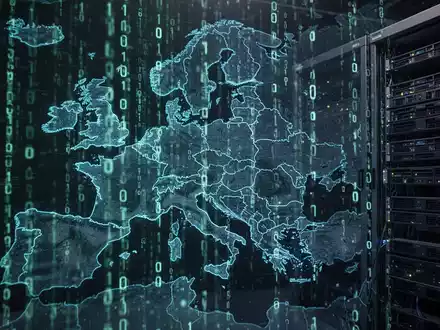 Eine dunkle, stilisierte Karte Europas mit leuchtendem Binärcode, der über einem Server-Rack und einer digitalen Benutzeroberfläche strömt. - Foto: über boerse-global.de