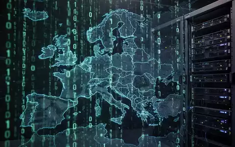 Eine dunkle, stilisierte Karte Europas mit leuchtendem Binärcode, der über einem Server-Rack und einer digitalen Benutzeroberfläche strömt. - Foto: über boerse-global.de