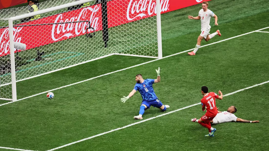 Türoffner für die Schweiz: Vargas erzielt das 1:0. - Bild: Kaleb Tatum/FR172366 AP/dpa