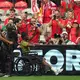 Im Rollstuhl: Koné wird im Stadion begrüßt. - Bild: Abbie Parr/AP/dpa