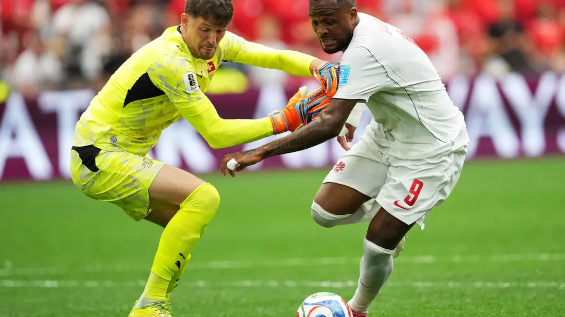 Larin versucht Kobel zu umkurven. - Bild: Ethan Cairns/The Canadian Press/AP/dpa
