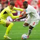 Larin versucht Kobel zu umkurven. - Bild: Ethan Cairns/The Canadian Press/AP/dpa