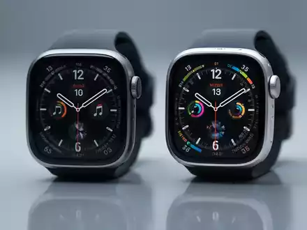 Two Apple Watches, a sleek Series 11 and a rugged Ultra 3, displayed side-by-side on a reflective surface. - Foto: über boerse-global.de