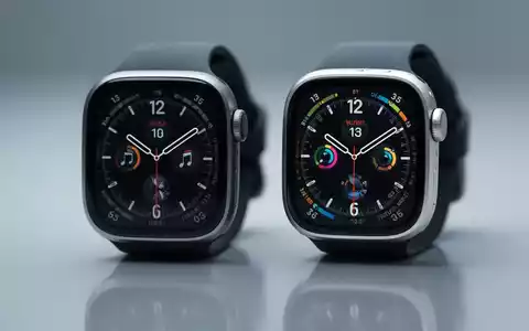 Two Apple Watches, a sleek Series 11 and a rugged Ultra 3, displayed side-by-side on a reflective surface. - Foto: über boerse-global.de