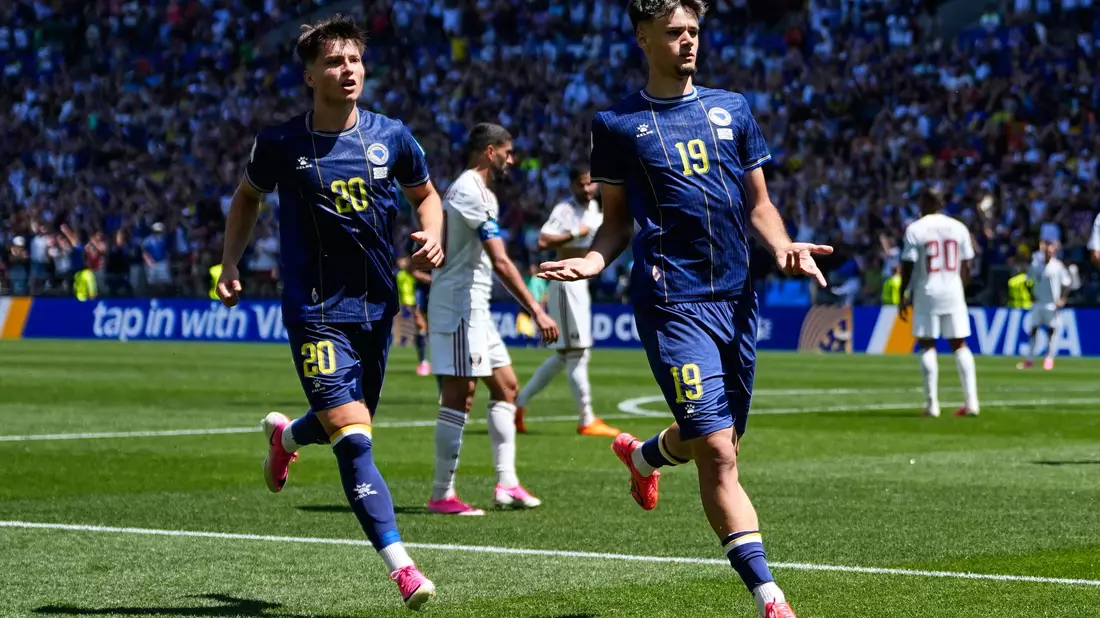 Kerim Alajbegovic (r.) brachte Bosnien-Herzegowina in Führung. - Bild: Lindsey Wasson/AP/dpa