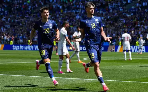 Kerim Alajbegovic (r.) brachte Bosnien-Herzegowina in Führung. - Foto: Lindsey Wasson/AP/dpa