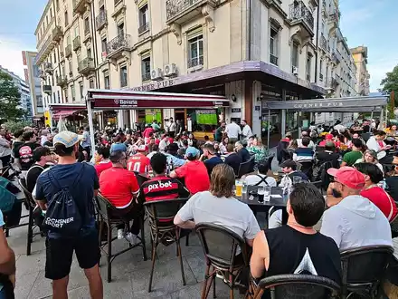 Fans und Interessierte schauen in einer Bar in Genf Fußball (Archiv) - Foto: via dts Nachrichtenagentur