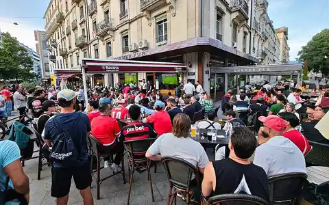 Fans und Interessierte schauen in einer Bar in Genf Fußball (Archiv) - Foto: via dts Nachrichtenagentur
