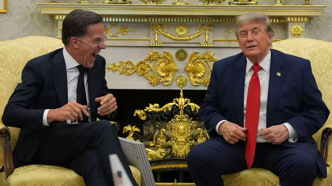 US-Präsident Trump lobt Nato-Generalsekretär Rutte.  - Bild: Jacquelyn Martin/AP/dpa