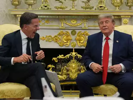 US-Präsident Trump lobt Nato-Generalsekretär Rutte.  - Foto: Jacquelyn Martin/AP/dpa