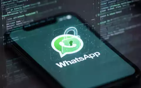 Ein Smartphone-Bildschirm zeigt das WhatsApp-Logo mit einem digitalen Vorhängeschloss. Im Hintergrund sind verschwommene Datenlinien zu sehen. - Foto: über boerse-global.de