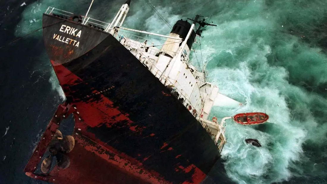 Der Untergang der «Erika» verursachte eine verheerende Ölpest (Archivbild). - Bild: Marine Nationale/AFP/epa/dpa