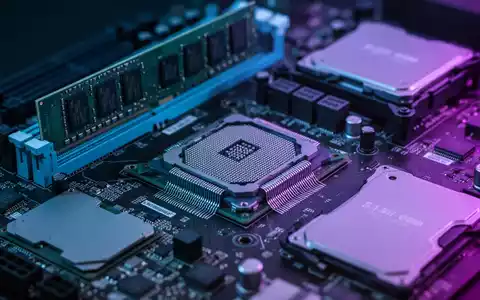 Close-up of computer components like RAM, CPU, and SSDs with blue and purple lighting, symbolizing price stabilization. - Foto: über boerse-global.de