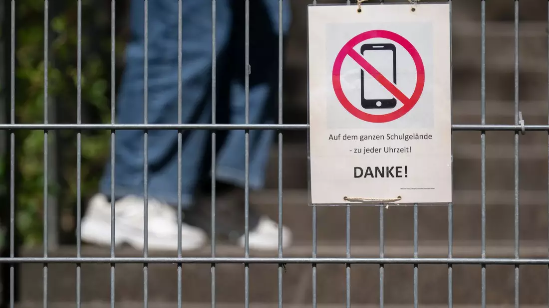 Eine Empfehlung ist, die private Nutzung von Handys im Unterricht und in Pausen bis Klasse sieben zu verbieten. (Illustration) - Bild: Marijan Murat/dpa