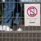 Eine Empfehlung ist, die private Nutzung von Handys im Unterricht und in Pausen bis Klasse sieben zu verbieten. (Illustration) - Bild: Marijan Murat/dpa