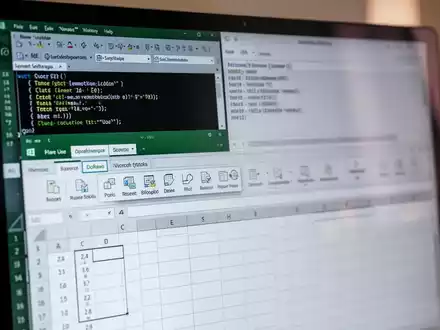 A close-up of a computer screen showing a Microsoft Excel spreadsheet with a custom toolbar and VBA code. - Foto: über boerse-global.de