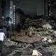 Unter den Trümmern werden Opfer befürchtet.  - Bild: Ariana Cubillos/AP/dpa