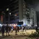 Menschen liefen in Panik auf die Straße. - Bild: Adrian Naranjo/AP/dpa