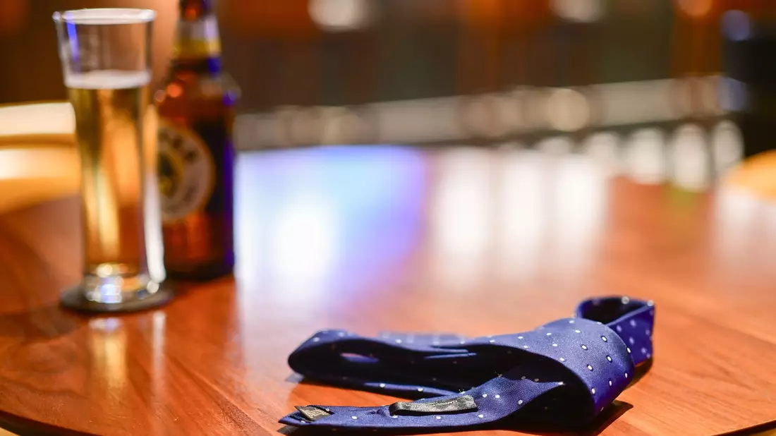 Am häufigsten wird Alkohol als problematisches Suchtmittel am Arbeitsplatz genannt. (Symbolbild)  - Bild: Sebastian Christoph Gollnow/dpa