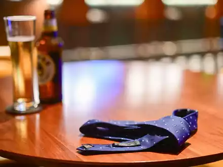 Am häufigsten wird Alkohol als problematisches Suchtmittel am Arbeitsplatz genannt. (Symbolbild)  - Foto: Sebastian Christoph Gollnow/dpa