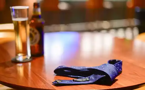 Am häufigsten wird Alkohol als problematisches Suchtmittel am Arbeitsplatz genannt. (Symbolbild)  - Foto: Sebastian Christoph Gollnow/dpa