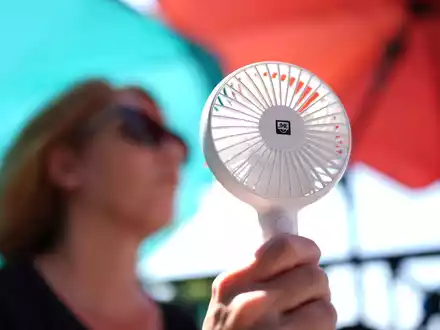 Mit Ventilator lässt sich die Hitze etwas besser ertragen. - Foto: Marcus Brandt/dpa