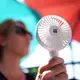 Mit Ventilator lässt sich die Hitze etwas besser ertragen. - Bild: Marcus Brandt/dpa