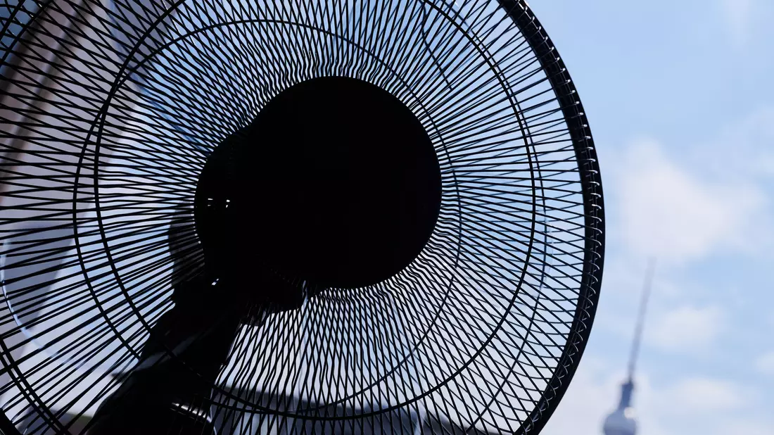 Ventilatoren sind derzeit besonders stark nachgefragt. - Bild: Annette Riedl/dpa/dpa-tmn