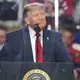 Trump lobt zum Auftakt der Feierlichkeiten vor allem seine eigene Politik.  - Bild: Alex Brandon/AP/dpa