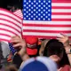 Im Publikum waren US-Flaggen und Kappen der MAGA-Bewegung (Make America Great Again) zu sehen.  - Bild: Jen Golbeck/AP/dpa