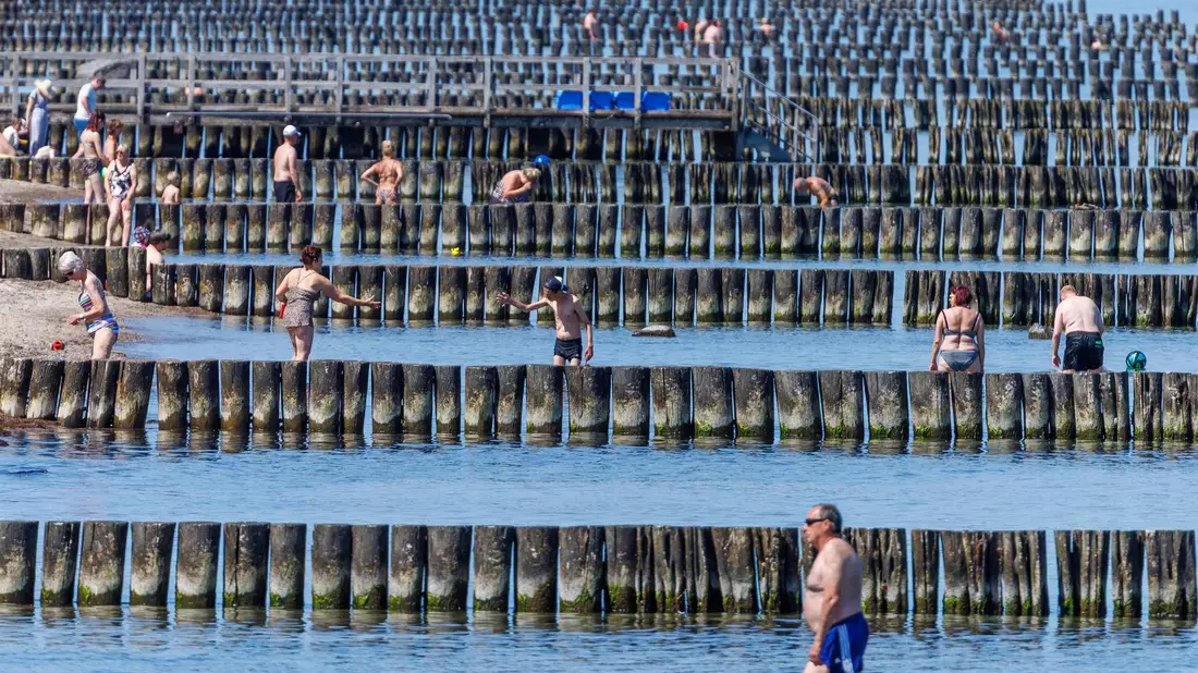 Temperaturen von über 40 Grad erwartet der DWD eher ab Freitag. - Bild: Jens Büttner/dpa