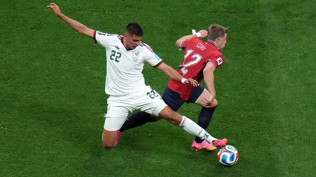 Die ganze WM für Tschechien: Einfach zu spät am Ball. - Bild: Eduardo Verdugo/AP/dpa