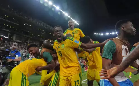 Südafrika feiert das Weiterkommen.  - Foto: Moises Castillo/AP/dpa