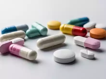 Nahaufnahme verschiedener Nahrungsergänzungsmittelkapseln und -tabletten, die auf einer sauberen Oberfläche angeordnet sind. - Foto: über boerse-global.de
