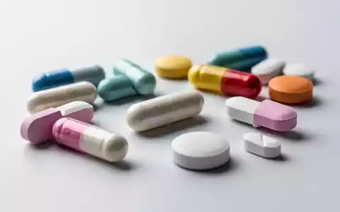 Nahaufnahme verschiedener Nahrungsergänzungsmittelkapseln und -tabletten, die auf einer sauberen Oberfläche angeordnet sind. - Foto: über boerse-global.de
