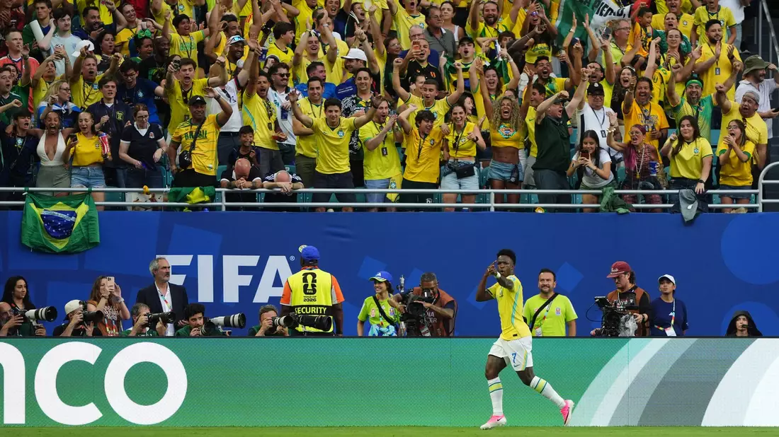Mann des Spiels: Vinícius Júnior lässt sich von den brasilianischen Fans für sein zweites Tor gegen Schottland feiern. - Bild: Andrew Milligan/PA Wire/dpa