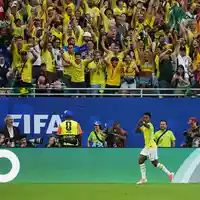 Mann des Spiels: Vinícius Júnior lässt sich von den brasilianischen Fans für sein zweites Tor gegen Schottland feiern. - Foto: Andrew Milligan/PA Wire/dpa