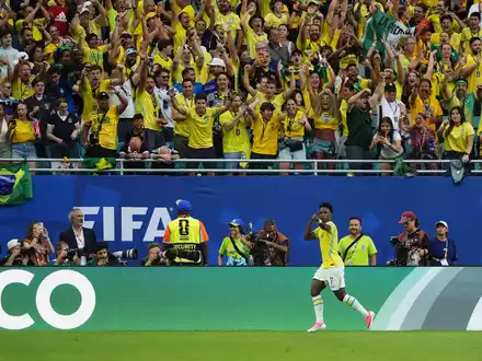 Mann des Spiels: Vinícius Júnior lässt sich von den brasilianischen Fans für sein zweites Tor gegen Schottland feiern. - Foto: Andrew Milligan/PA Wire/dpa